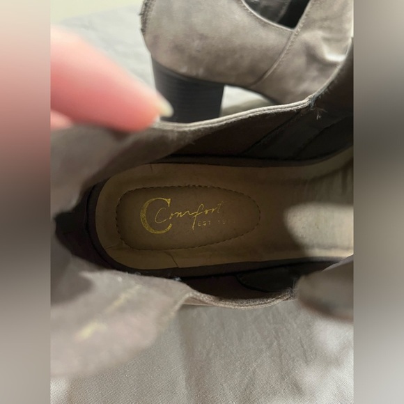 Comfort women’s taupe gray colored boots size 8 with a 3 inch heel - Picture 6 of 7